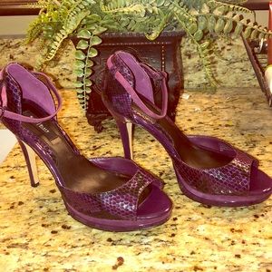 EUC White House Black Market purple heels Sz 9